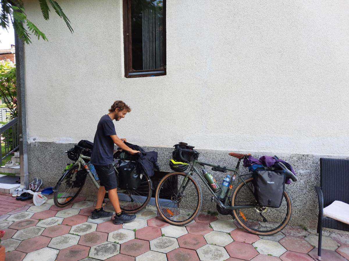 Bus Station Hostel Peja Exteriör bild