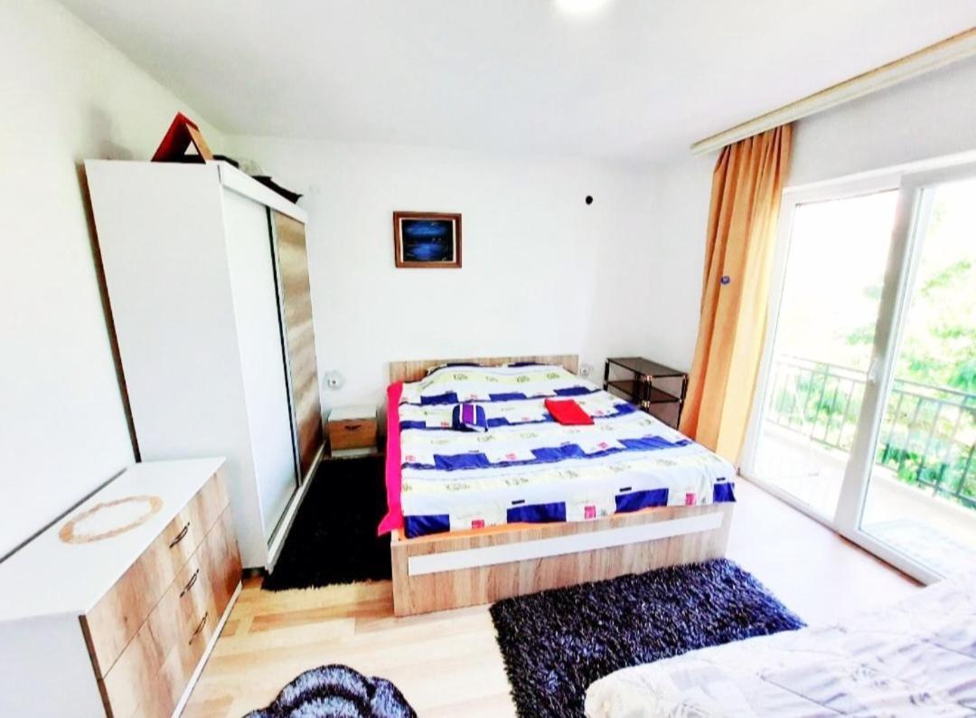 Bus Station Hostel Peja Exteriör bild